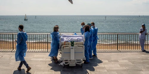 Tratament inedit pentru bolnavii de coronavirus la Barcelona pacienţii sunt scoşi pe faleză FOTO Guliver / Getty Images / David Ramos