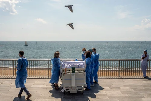 Tratament inedit pentru bolnavii de coronavirus la Barcelona pacienţii sunt scoşi pe faleză FOTO Guliver / Getty Images / David Ramos