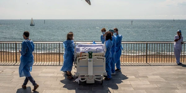 Tratament inedit pentru bolnavii de coronavirus la Barcelona pacienţii sunt scoşi pe faleză FOTO Guliver / Getty Images / David Ramos