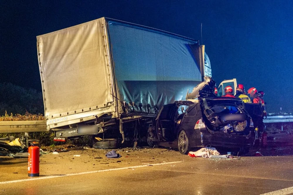 Tragedie pe o autostrada din Germania: un tânăr a murit după ce s-a izbit cu BMW-ul de un camion românesc