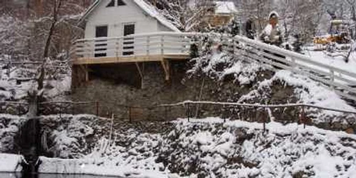 Cabanele de pe Valea Lotrului îi aşteaptă pe turişti