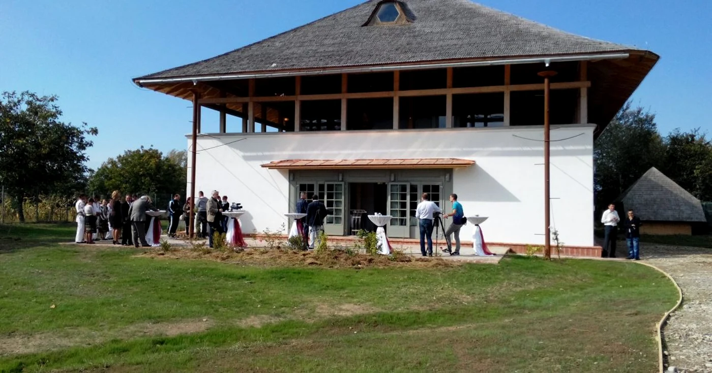 Obiectivul are o capacitate de 20 de locuri de cazare, dispuse în 10 camere
