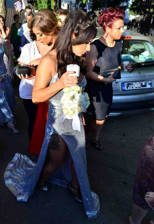 Bărbaţii au preferat să stea în dreapta Roxanei Vancea toată după-amiaza