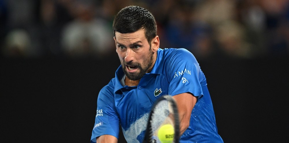 Novak Djokovic strângând mâna adversarului Lorenzo Musetti după abandonul în sferturile Australian Open semifinale din cauza unei accidentări. | sursa foto: Adevarul