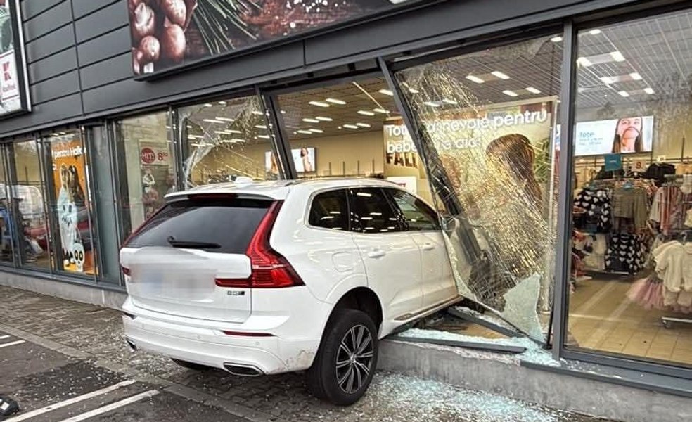 O şoferiţă din Brăila a intrat cu maşina în geamurile unui supermarket. Femeia a încurcat comenzile mașinii