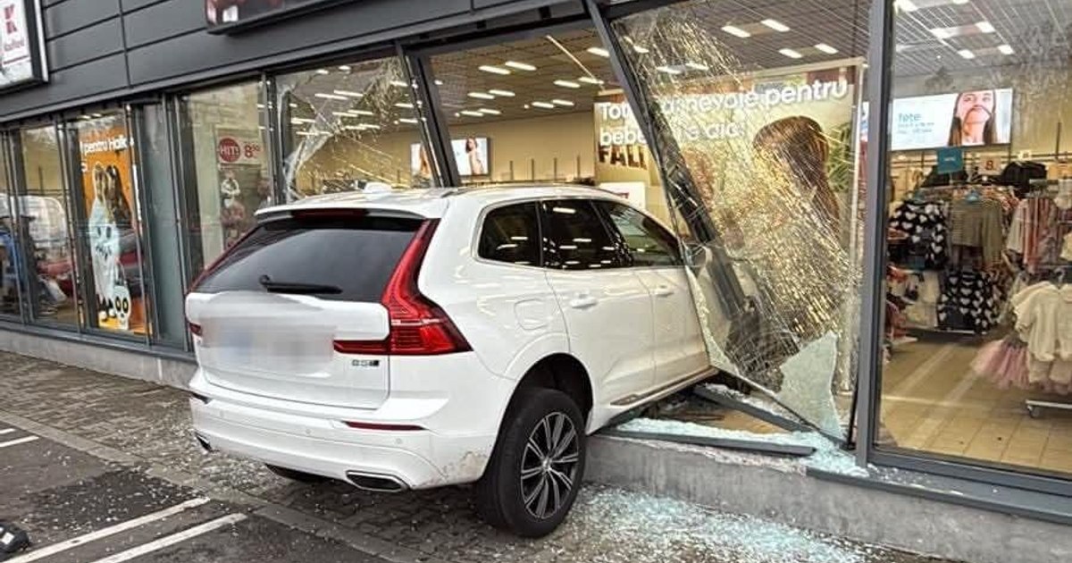 Accident în Brăila: Șoferiță intră cu mașina în vitrina unui magazin