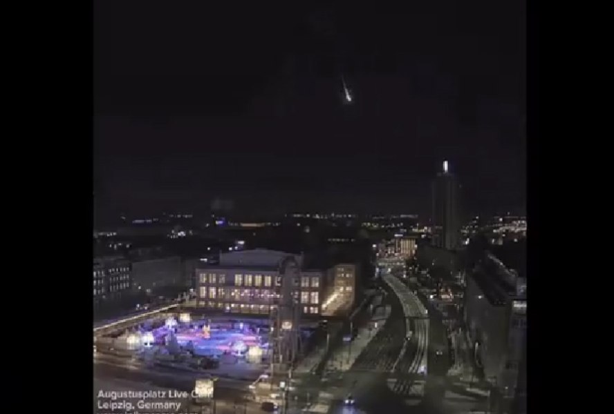 Imagini spectaculoase cu un asteroid care explodează într-o sferă de foc deasupra Berlinului VIDEO