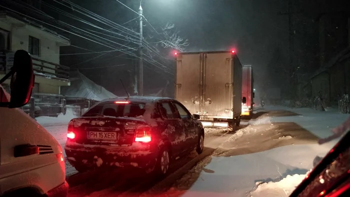 Un TIR a rămas blocat la intrare în Sinaia din cauza zăpezii de pe carosabil FOTO Diana Frîncu