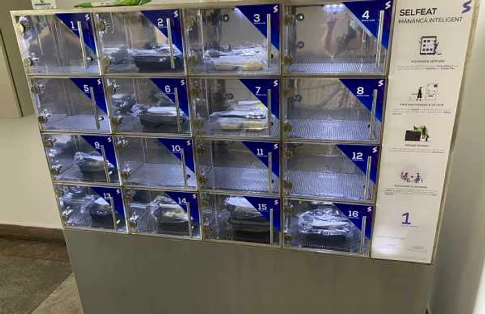 Automat cu mâncare caldă amplasat într-o clădire de birouri din Iaşi Foto Alina Batcu