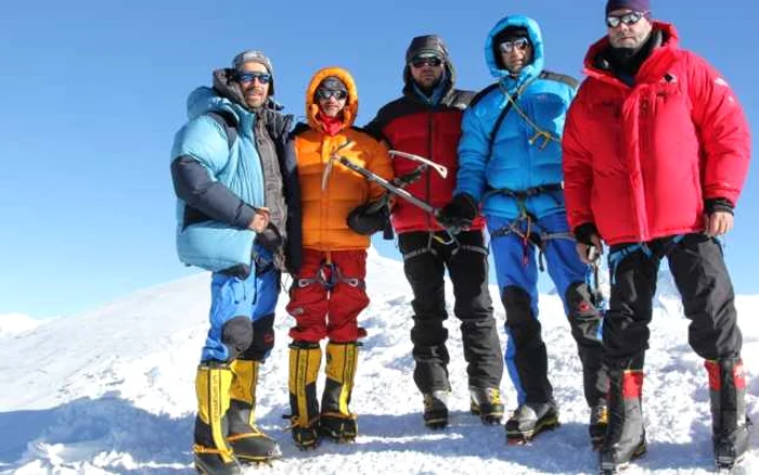 Ionuţ Ştefănescu (stânga), Ciprian Chelariu, Iulian Petre, Marin Amarinei şi Adrian Laza, cei cinci alpinişti din Neamţ care au ajuns pe vârful Mera Peak