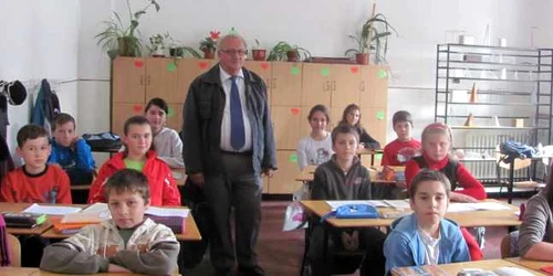 Profesorul alături de elevi