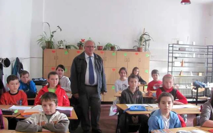 Profesorul alături de elevi