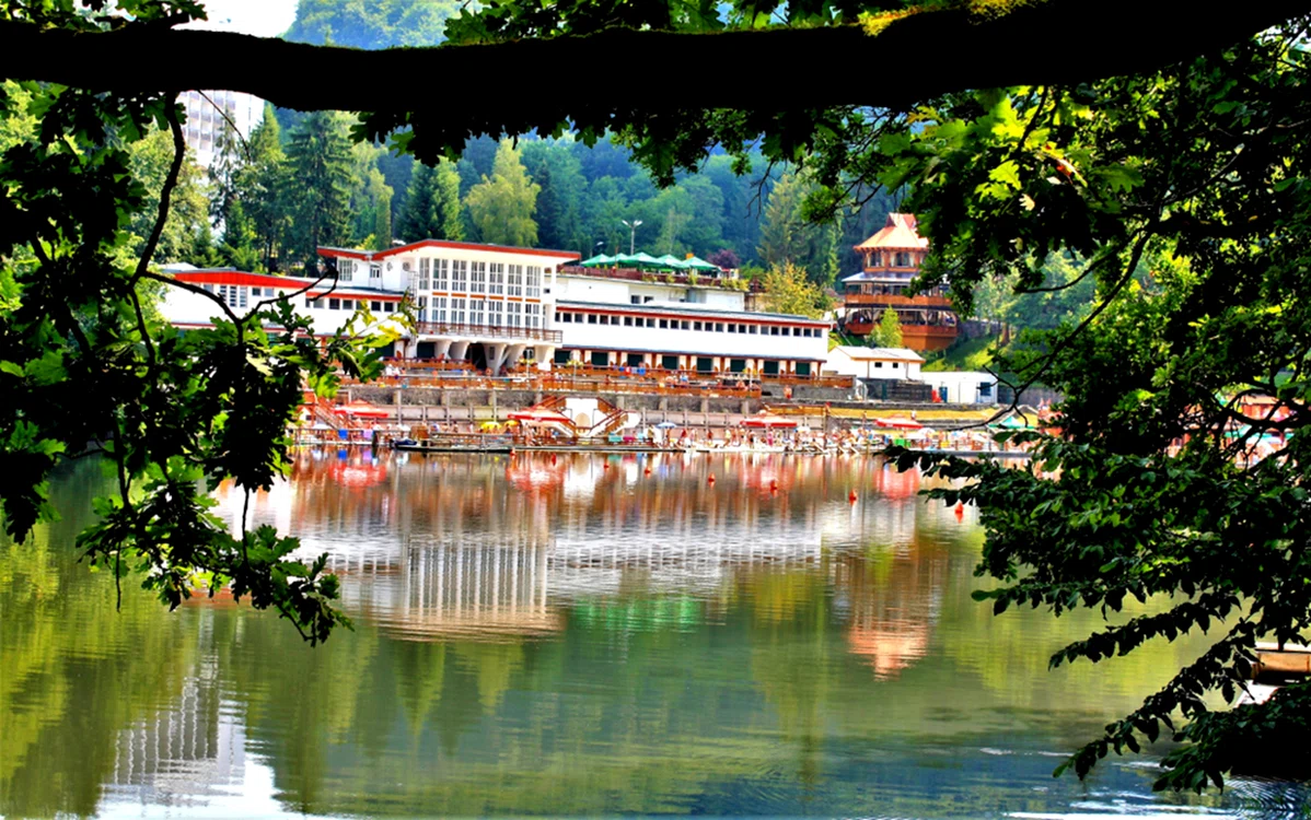 Lacul Ursu din stațiunea Sovata este unic în Europa și cel mai mare lac helioterm din lume