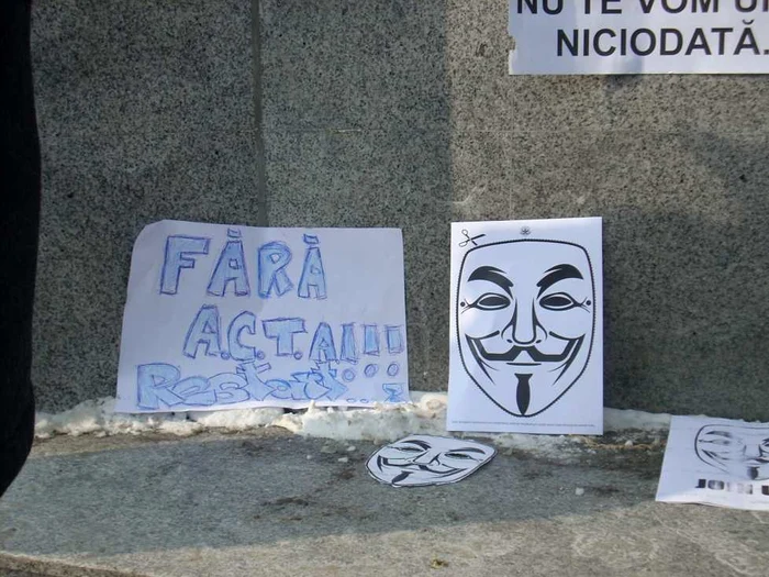 Protestatarii au purtat măști și pancarte anti ACTA