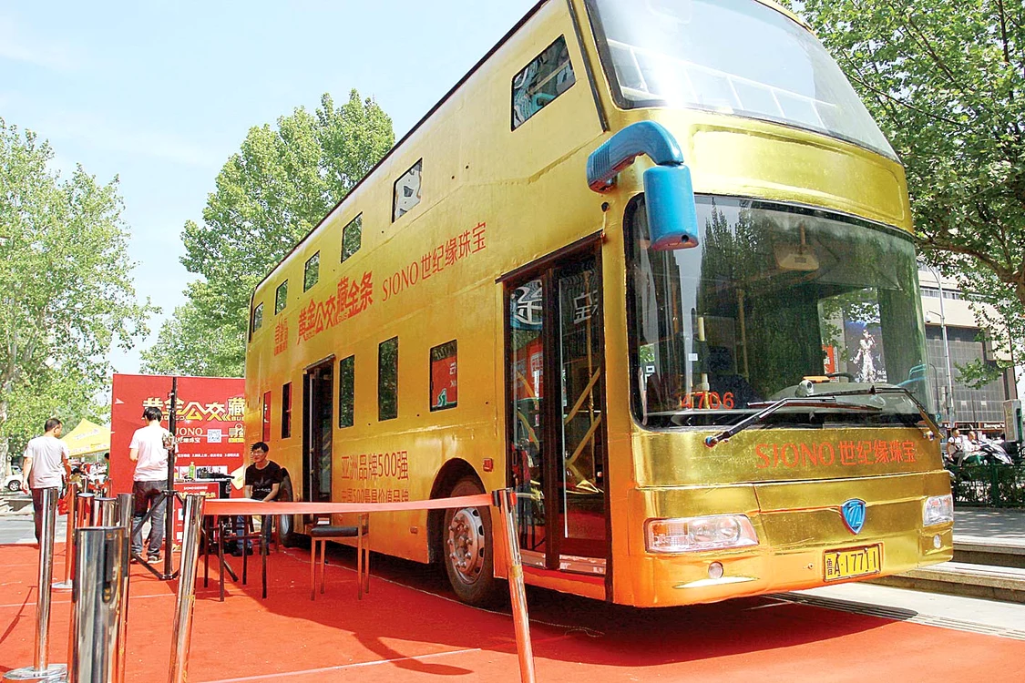 
    Autobuzul a fost acoperit cu 80 de kilograme de aur Foto: AfP  