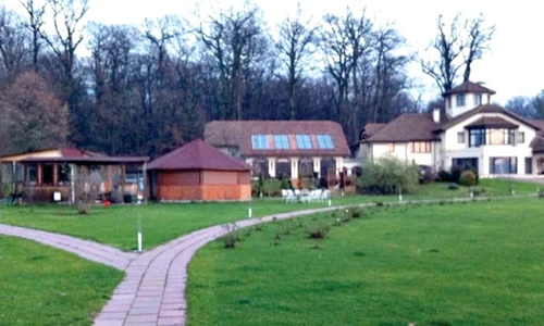 Domeniul soţilor Truică  arată ca n filme: două  terenuri de sport (fotbal şi  tenis), piscină, heliport,  foişor şi miniparc pentru copii jpeg