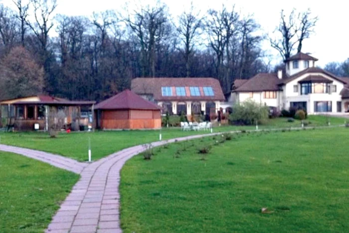 Domeniul soţilor Truică  arată ca-n filme: două  terenuri de sport (fotbal şi  tenis), piscină, heliport,  foişor şi miniparc pentru copii