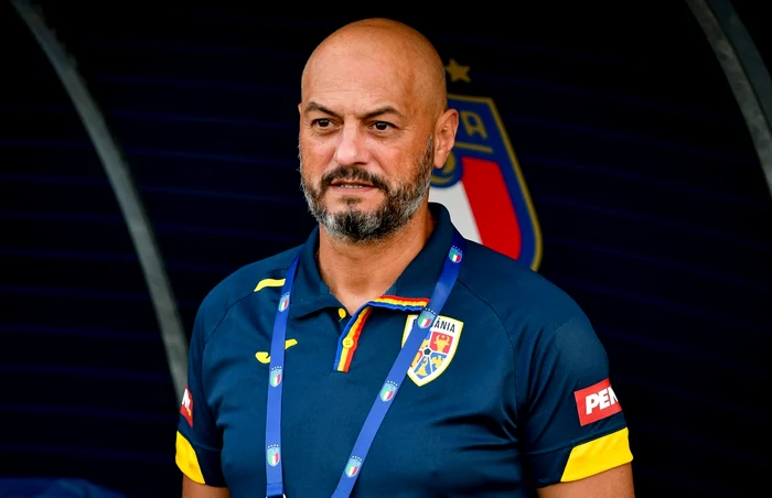 Cristi Dulca era antrenor liber de contract.