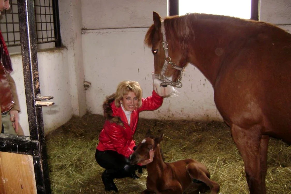 Mama lui Aldo este şi ea foarte apropiată de căluţii familiei (foto: arhiva personală)