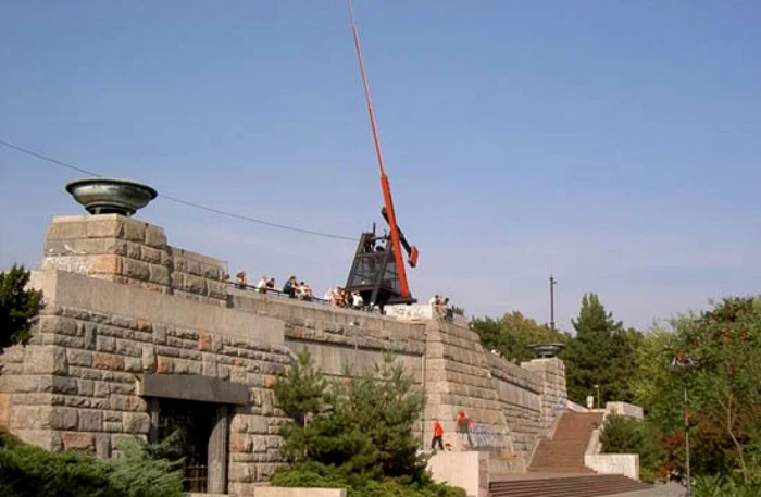 Metronomul din Praga, construit după prăbuşirea Uniunii Sovietice pe locul piedestalului care a susţinut o statuie a lui Stalin FOTO Arhivă