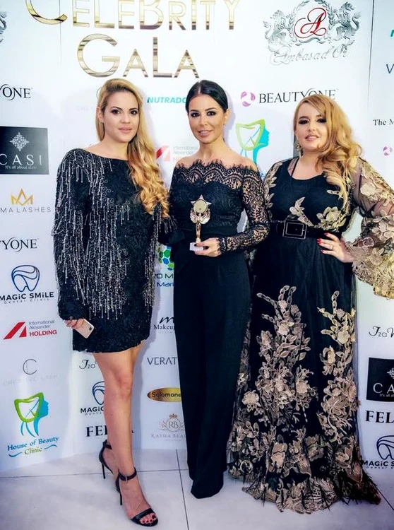 Simona Pătruleasa, între cele două organizatoare, Oana Irimia și Flavia Covaciu