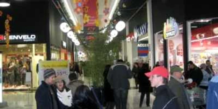 Reducerile sunt substanţiale la unele magazine din Promenada Mall