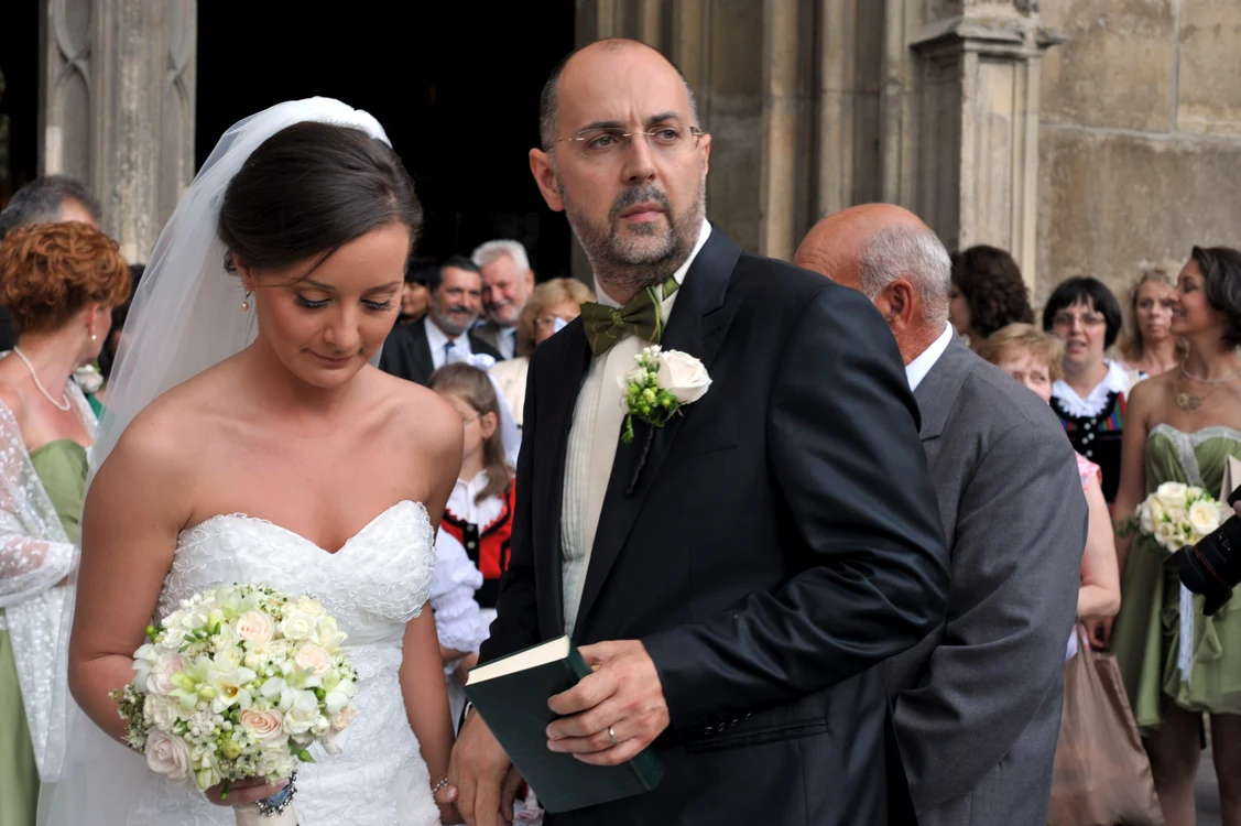 
    Kelemen Hunor și Czezar Eva s-au cununat religios în 14 iulie 2012, la Biserica Romano-Catolica "Sfantul Mihail" din Cluj-NapocaFoto: Mediafax  
