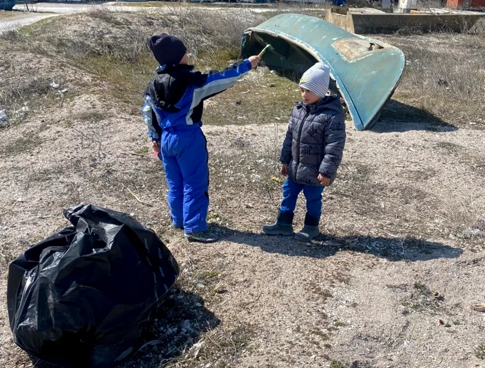 refugiati ucraina curatenie plaja constanta foto Marianna Oganesovna