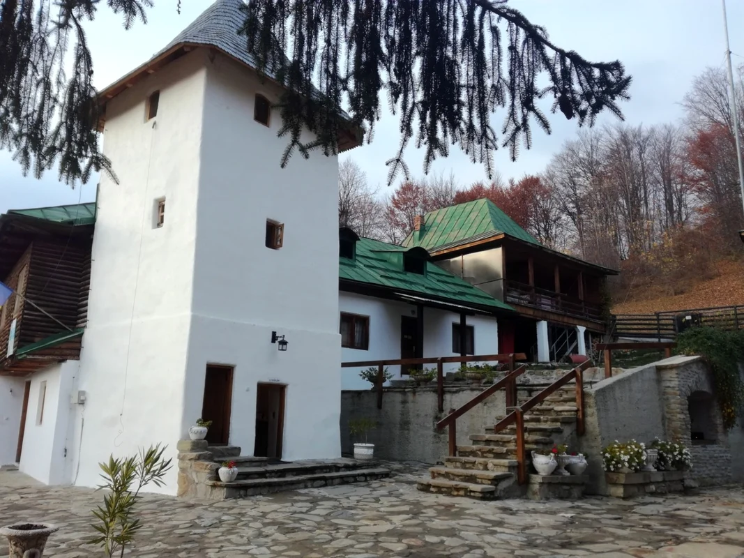 Turnul - clopotniţă al Schitului Bradu din Băile - Olăneşti judeţul Vâlcea Foto Adevărul - credit Dacy Stoica