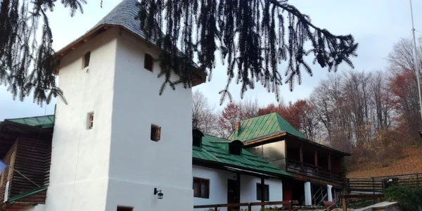 Turnul - clopotniţă al Schitului Bradu din Băile - Olăneşti judeţul Vâlcea Foto Adevărul - credit Dacy Stoica