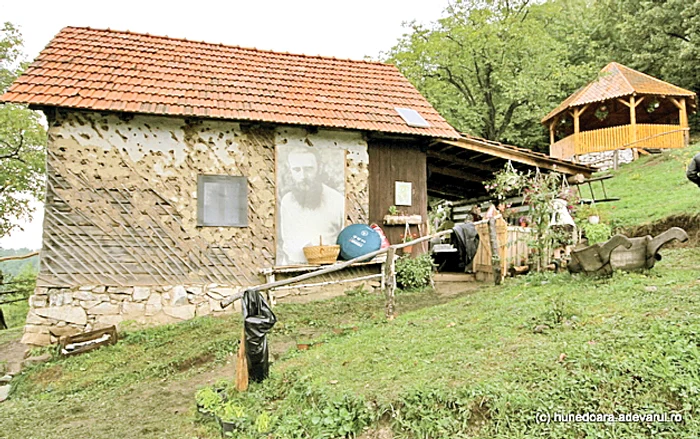 Construcţia din chirpici, ridicată pe locul unde se afla casa copilăriei
