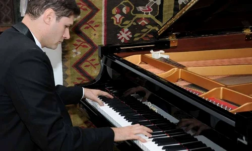 De Florii, la Palatul Mogoșoaia, debut de festival cu: «PianoImpro Show» și flori de Murivale jpeg