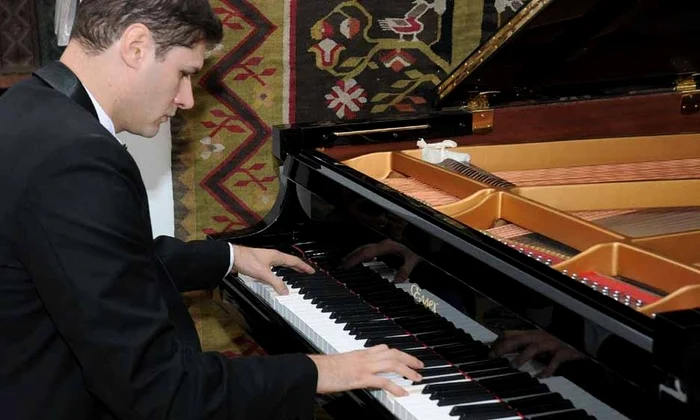 De Florii, la Palatul Mogoșoaia, debut de festival cu: «PianoImpro Show» și flori de Murivale jpeg