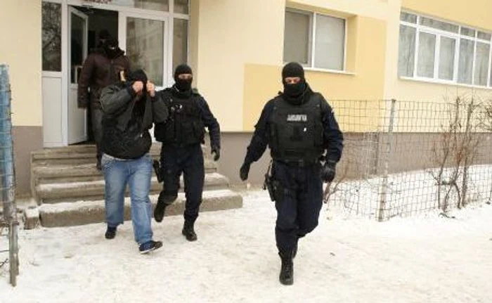 Unul dintre suspecţi a fost dus la Poliţia Municipiului Iaşi