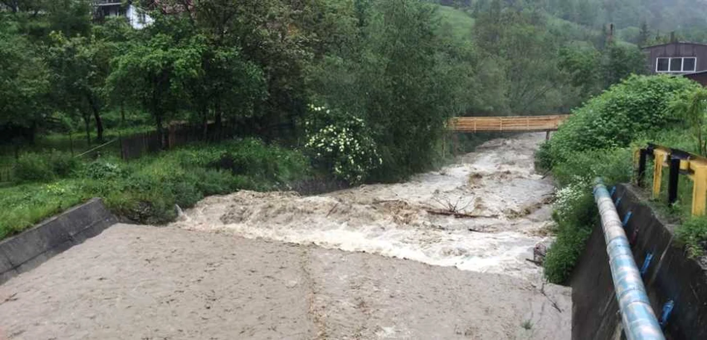 Valori record de apă căzută peste judeţul Neamţ în numai 24 de ore: 157 de litri pe metrul pătrat la Roman, peste 80 de litri în alte patru localităţi