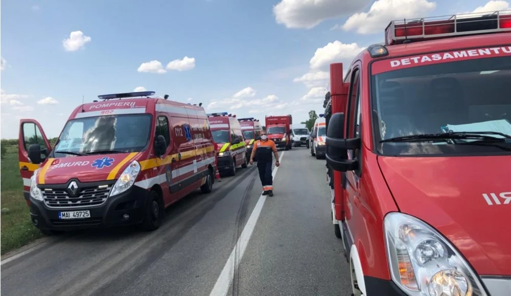 Tragedie în Timiș: Șase oameni au murit după ce un microbuz și un TIR au intrat în coliziune