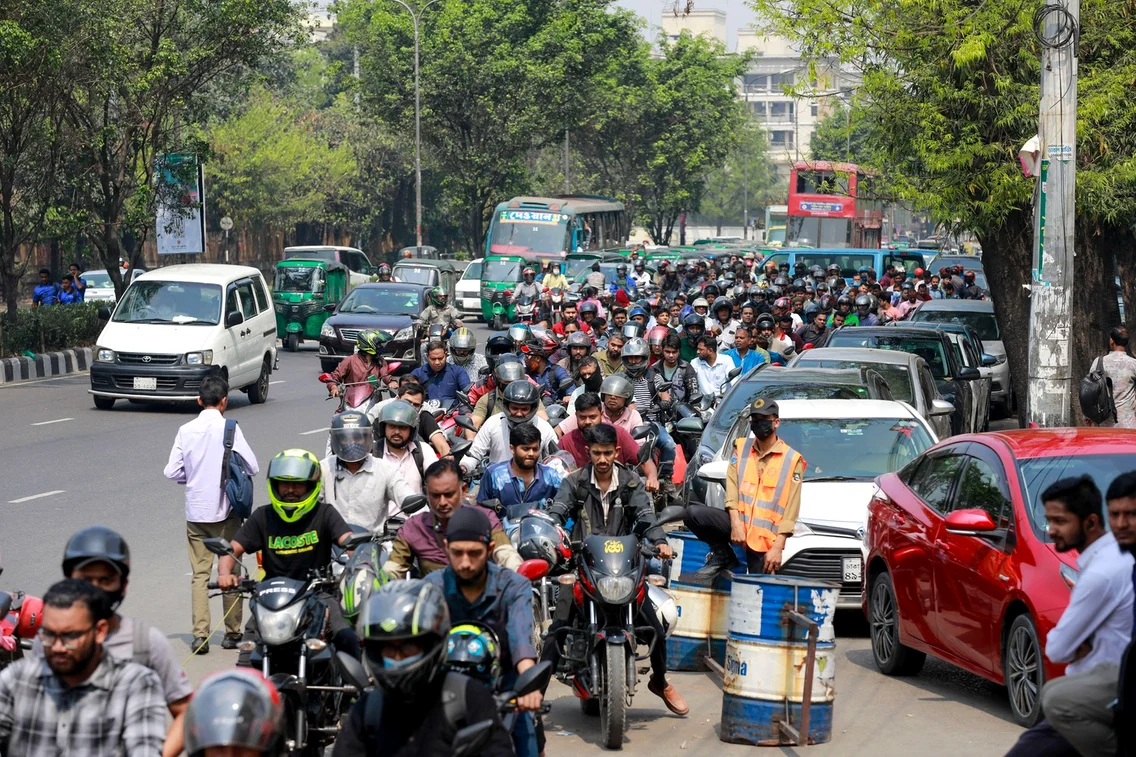 Oamenii așteaptă la cozi kilometrice și iau cu asalt benzinăriile din Bangladesh FOTO Profimedia