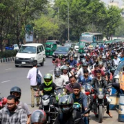 Oamenii așteaptă la cozi kilometrice și iau cu asalt benzinăriile din Bangladesh FOTO Profimedia