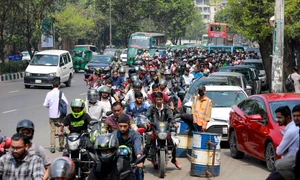 Oamenii așteaptă la cozi kilometrice și iau cu asalt benzinăriile din Bangladesh FOTO Profimedia