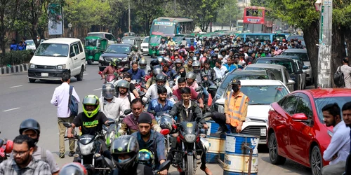 Oamenii așteaptă la cozi kilometrice și iau cu asalt benzinăriile din Bangladesh FOTO Profimedia