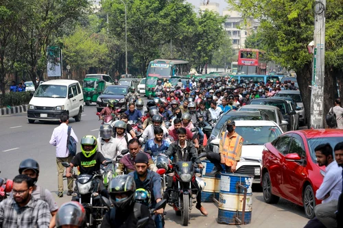 Oamenii așteaptă la cozi kilometrice și iau cu asalt benzinăriile din Bangladesh FOTO Profimedia