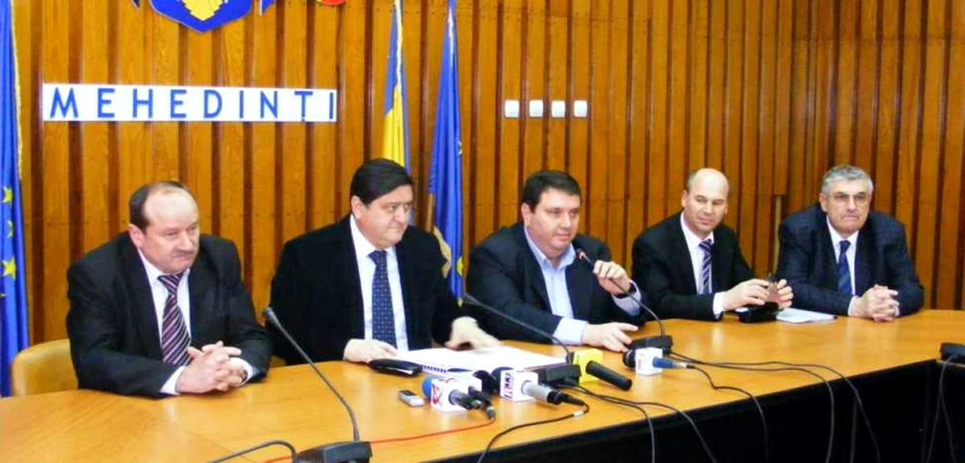 Ministrul pentru Energie în sala Prefecturii Mehedinţi alături de reprezentanţii autorităţilor locale FOTO Corina Macavei