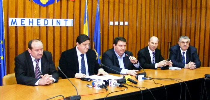 Ministrul pentru Energie în sala Prefecturii Mehedinţi alături de reprezentanţii autorităţilor locale FOTO Corina Macavei