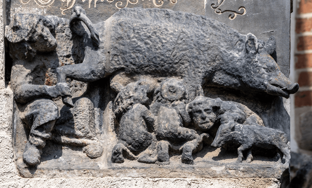 Text explicativ suplimentar, adăugat unei sculpturi antisemite de pe zidul unei biserici din Germania
