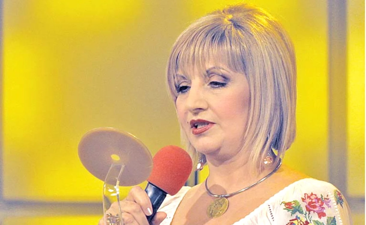 
    Cristi, fiul cel mic al  cântăreţei, a înregistrat  de curând un videoclip  la mormântul mamei  