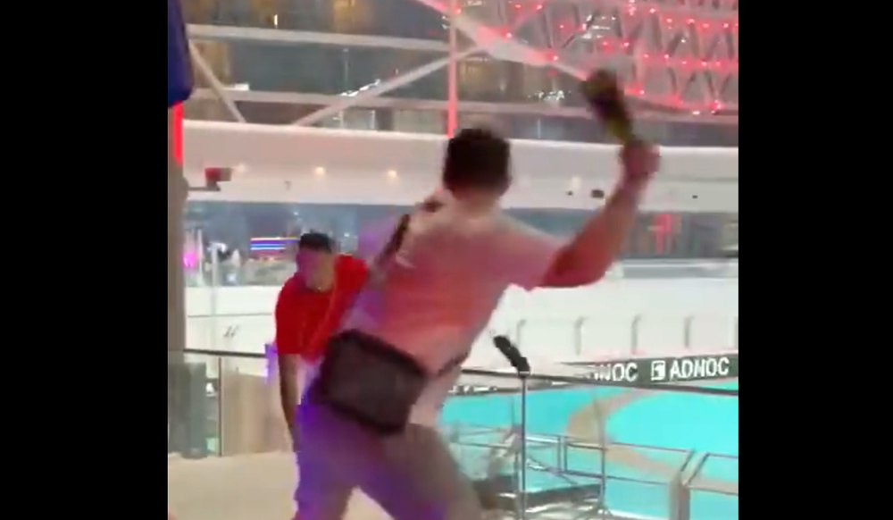 Imagini de o violență extremă la Marele Premiu de Formula 1 din Abu Dhabi. Fanii britanici beți și-au aruncat în cap sticle de Prosecco VIDEO