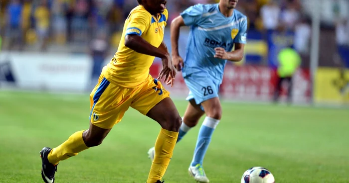 Sony Mustivar (23 de ani, în galben) evoluează la Petrolul din 2012. FOTO: Răzvan Păsărică