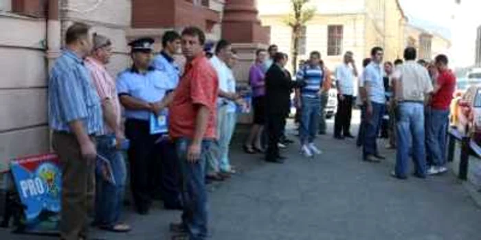 Braşov: Poliţiştii fac muncă voluntară!