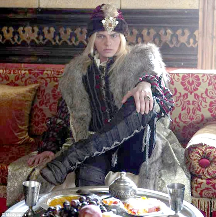 Andrej Pejić va fi Radu cel Frumos