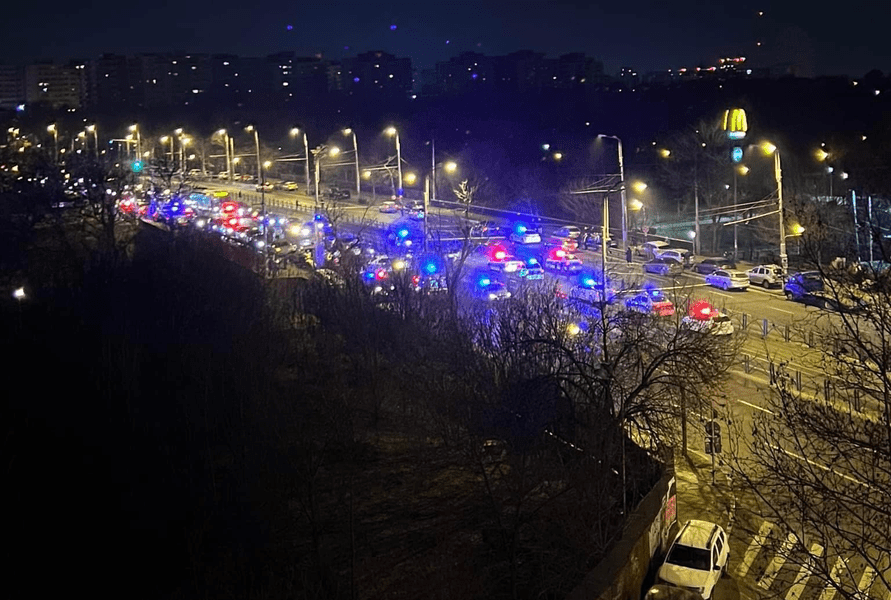 Urmărire în Capitală. Doi polițiști răniți: un șofer băut a intrat în mașina lor VIDEO